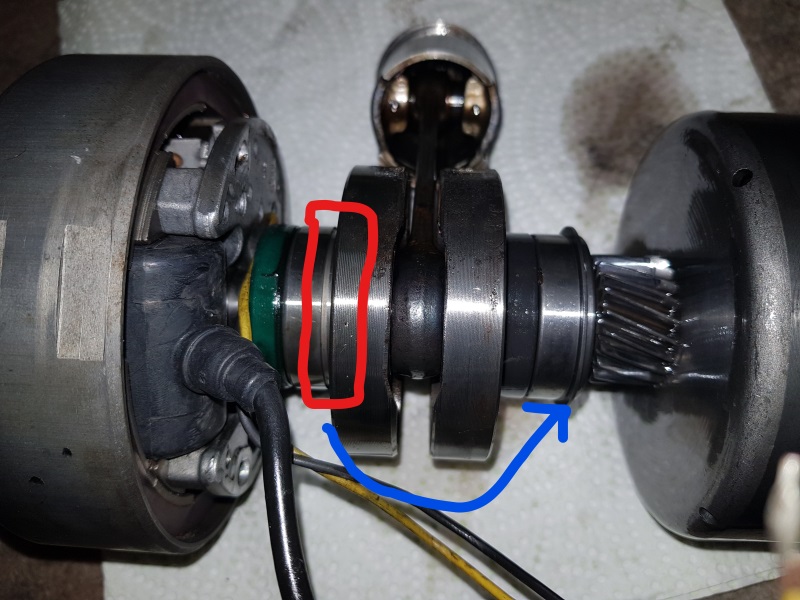 Für mich sieht es so aus als wären links und Rechts die selben Lager verbaut, nur dass beim linken der Ring abgenommen wurde. Links sollte doch eines ohne Schlitz für den Ring verbaut sein oder ? Und die Simmerringe sind auch nicht gleich.(Farbe) Meine Frage ist jetzt ob ich das Tauschen muss.