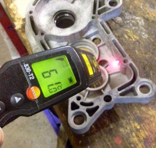 Mit dem Lasergestützten IR Thermometer die Gehäusetemperatur kontrollieren