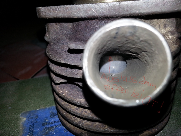 Der Auslass<br />nur 1 - 1.5mm in Richtung OT<br />1mm Richtung UT ( Dickere Zylinderdichtung )<br />Und 3 - 3.5mm in die Breite